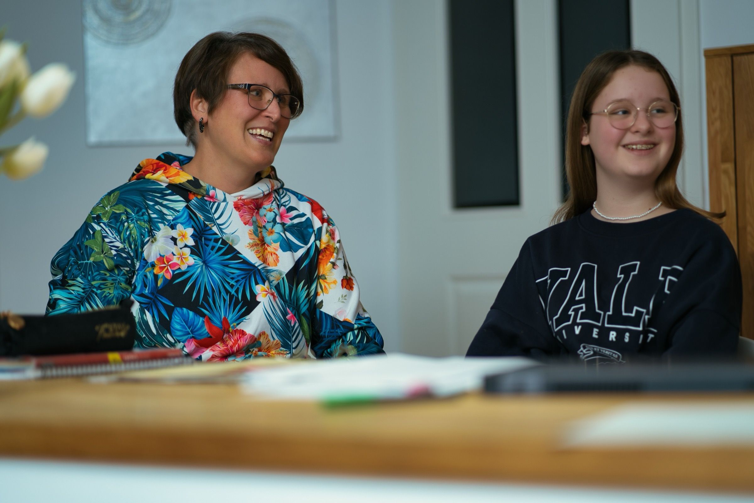 Kirsten Terbeck-Joppek lernt gemeinsam mit einem Mädchen am Tisch
