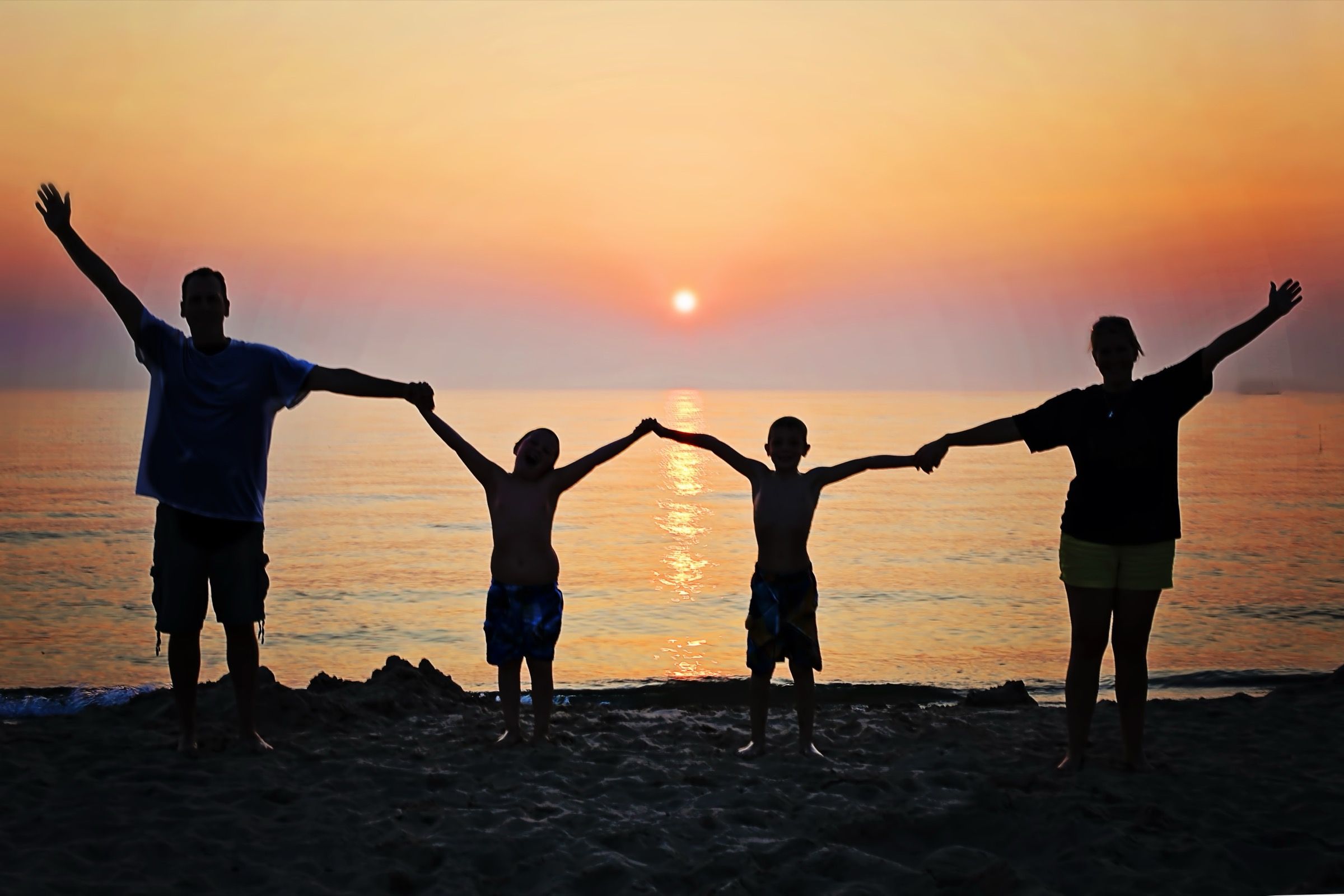 Eine Familie sitzt zusammen