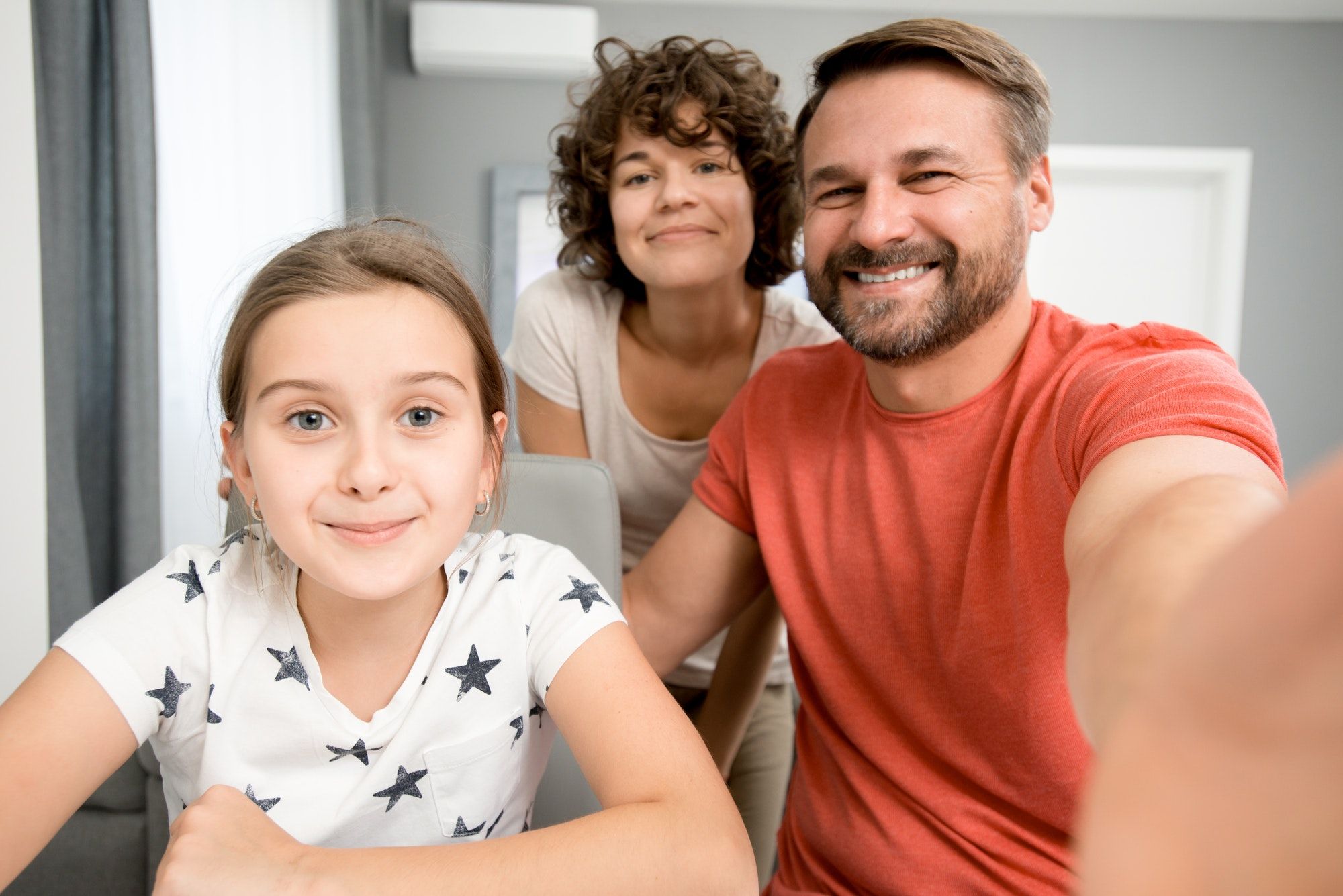 Eine lächelnde Familie macht ein Selfie